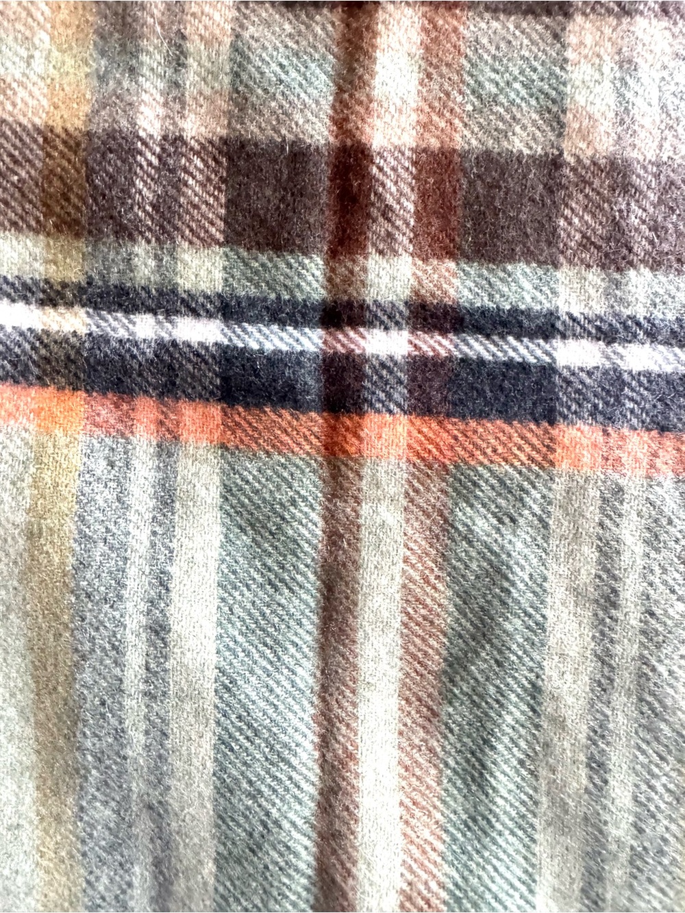 100% Cashmere Plaid Fringe Scarf - Picture 4 of 4